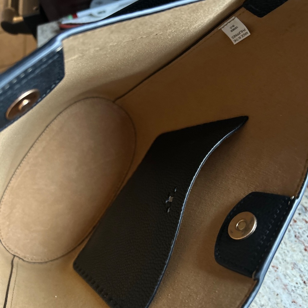 Tory Burch McGraw Pebbled Leather Bucket Bag and Matching Wallet - Picture 7 of 16